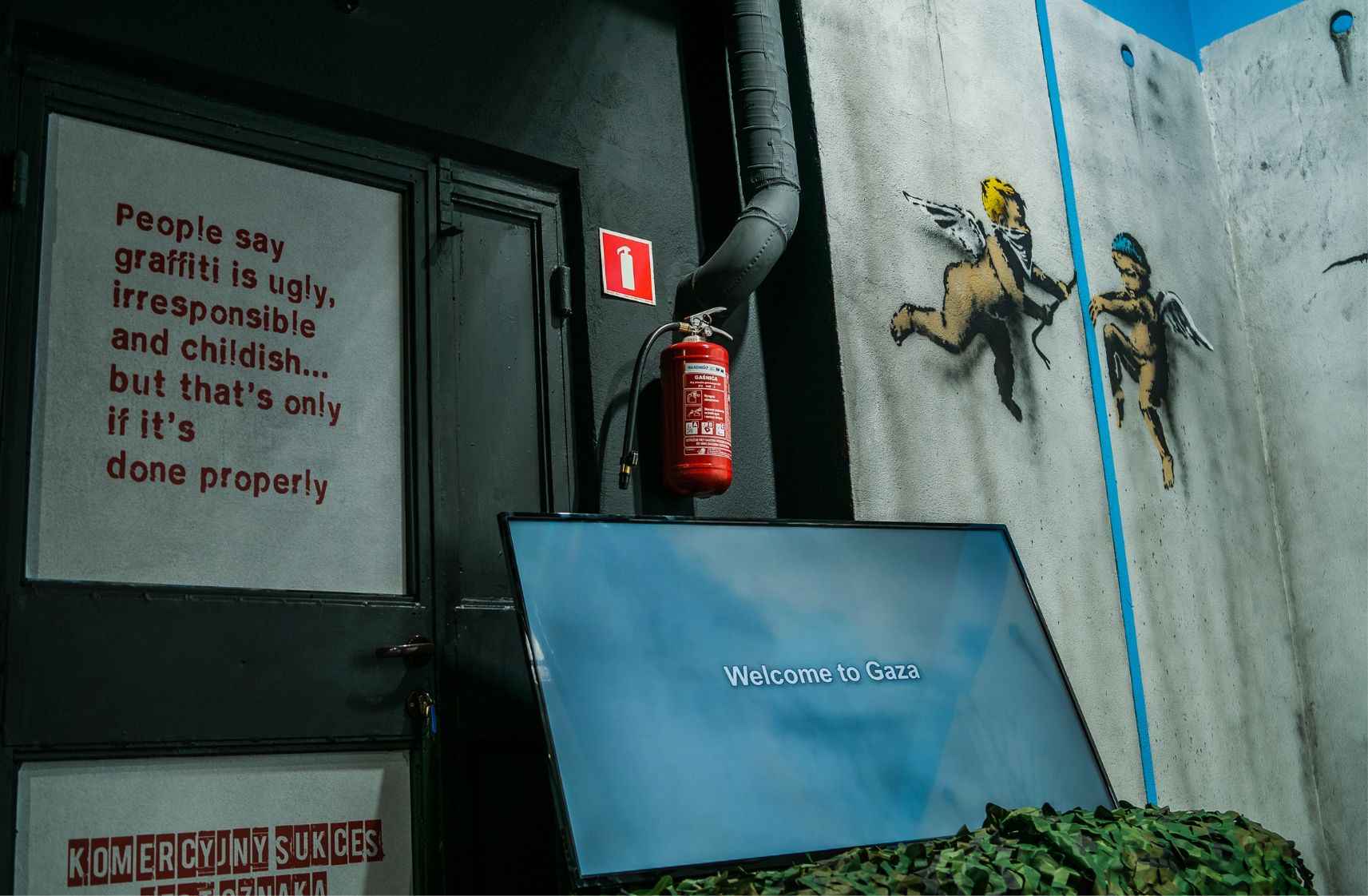 Banksy Museum, Krakau, straatkunst, Kazimierz, Banksy tentoonstelling, hedendaagse kunst, historische fabriek, Marcin Jarra, meeslepende kunstervaring, internationale straatkunstenaars