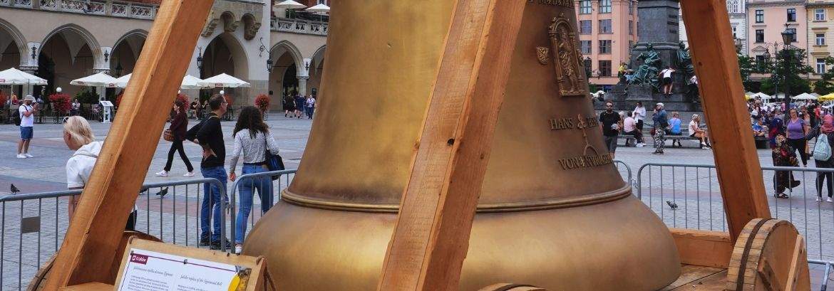 A replica of the Zygmunt bell went to the winner of the auction of the Great Orchestra of Christmas Charity