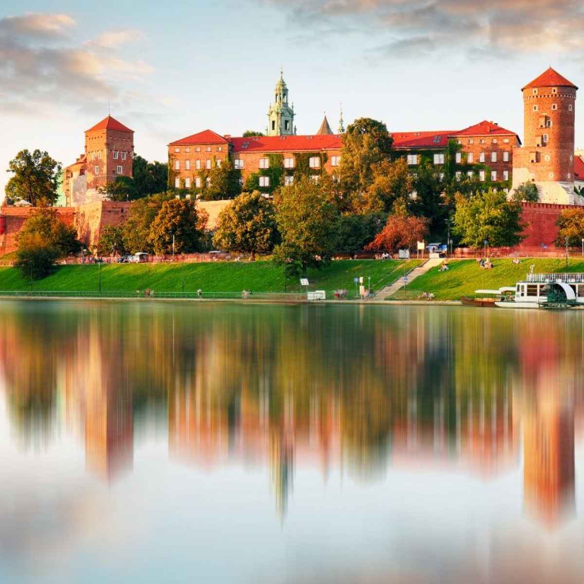 Kraków, en elvecruise på Wis?a. Wawel-slottet, Wis?a.