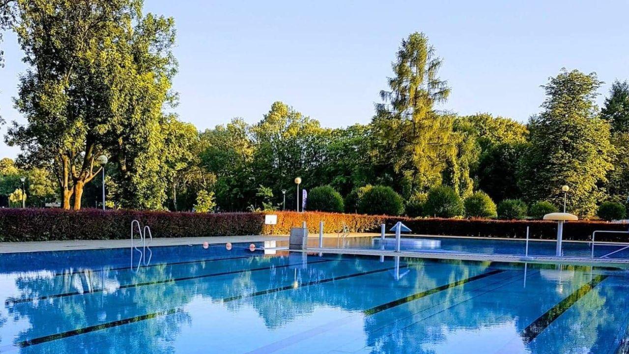 Wandziak-bassenget: "Rent vann i det utendørs svømmebassenget Wandziak i Nowa Huta, uten folk."
